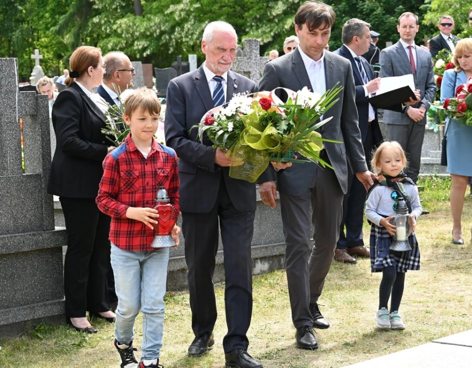 W Bąkowej Górze upamiętniono zamordowanych żołnierzy KWP Radomsko24 pl