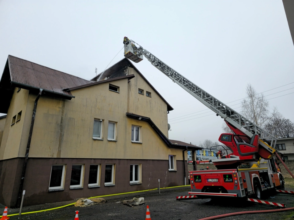 Ogień zajął poddasze i dach plebanii w Kamieńsku