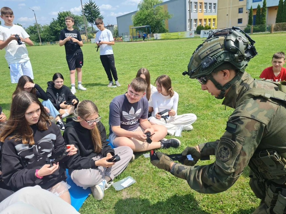 Lekcja patriotyzmu i bezpieczeństwa w ZSP w Dobryszycach