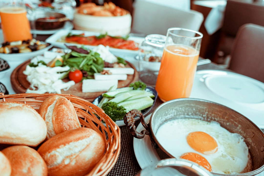 Nie uwierzysz, co ludzie jedzą na śniadanie! Odkryj tradycje śniadaniowe z całego świata