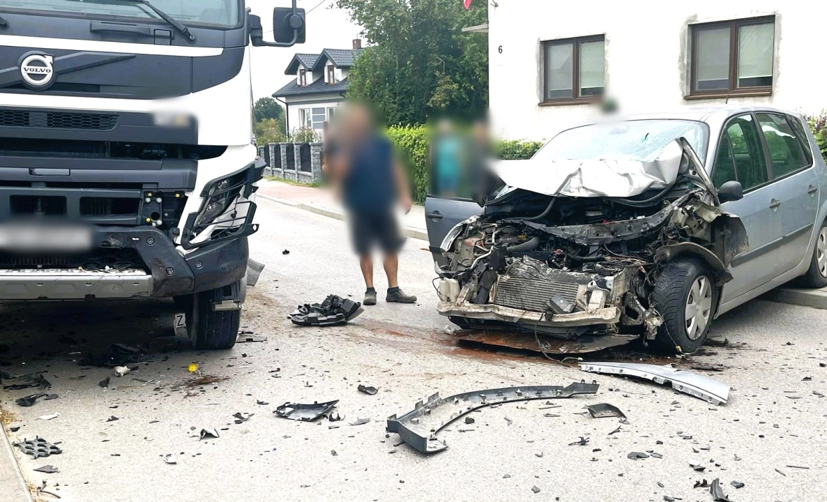 Kierowca osobowego renault zderzył się z betoniarką