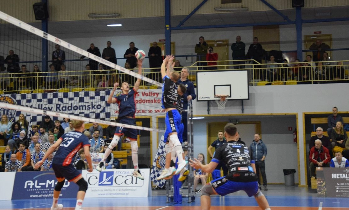 Trzy sety, trzy punkty. METPRIM Volley Radomsko zwycięża z SMS PZPS Spała III