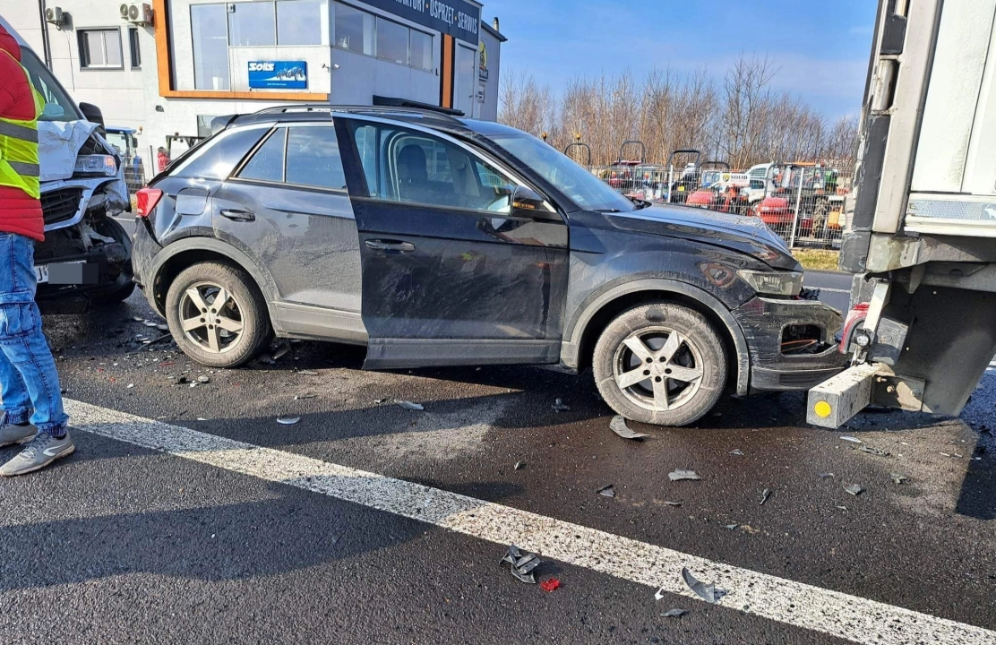 Trzy samochody zderzyły się na strefie w Radomsku
