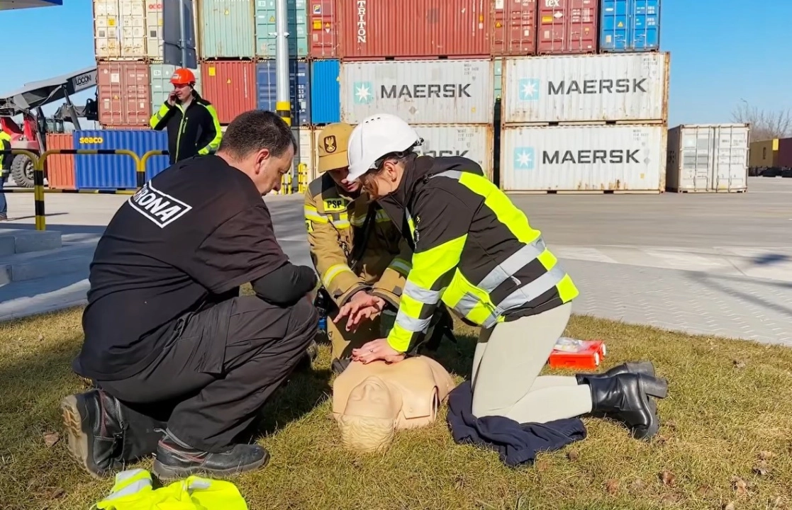 [WIDEO] Pożar w kontenerze. Symulacja i działania ratownicze na terenie terminalu kontenerowego w Radomsku