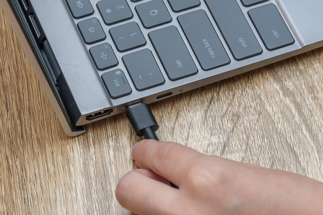 Jak dobrać ładowarkę do laptopa Asus – prosty przewodnik dla każdego