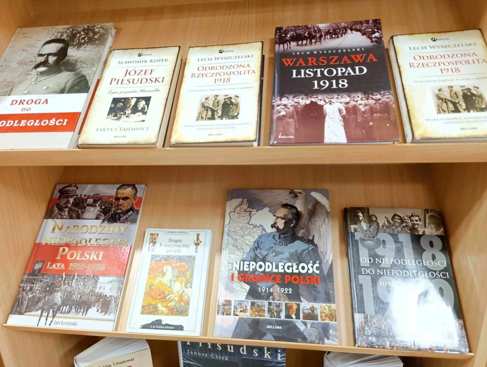 Wystawa „Listopadowe dni - 1918”  dostępna w Miejskiej Bibliotece Publicznej w Radomsku