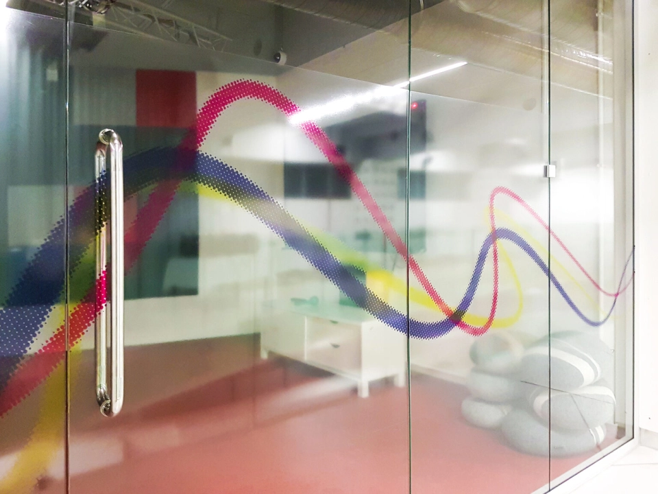 Naklejki do biura na ścianę: dekoracyjne elementy przestrzeni, które wyróżnią Twój biznes