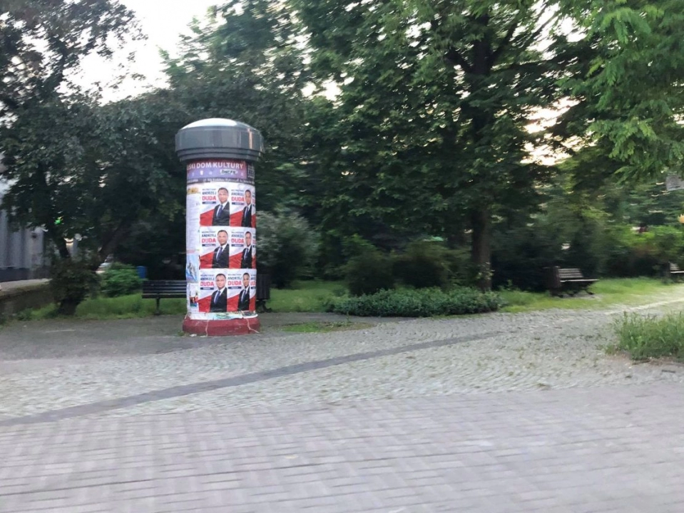 Plakaty Andrzeja Dudy zawisły tam gdzie nie powinny