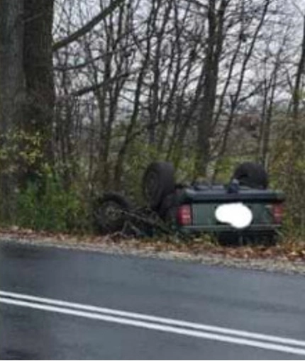 Samochód dachował. Kierowca nie dostosował prędkości do warunków na drodze