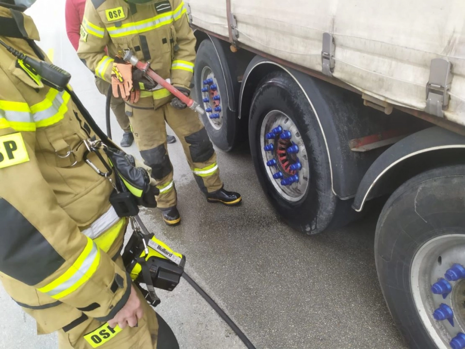 Strażacy z Kamieńska wyjechali do pożaru koła w ciężarówce na DK1