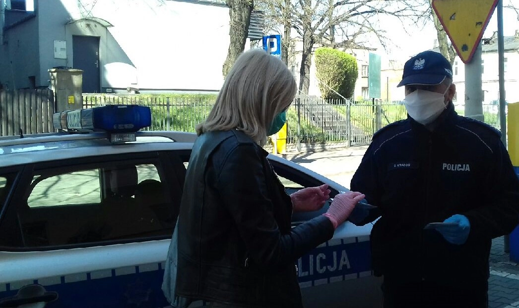 Policjanci rozdają maseczki mieszkańcom miasta i powiatu