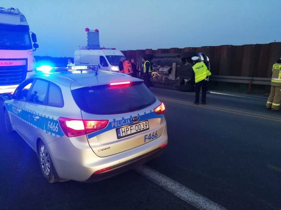 Wypadek w okolicach Kamieńska. 2 osoby trafiły do szpitala