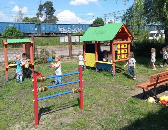 Przed biblioteką w Gomunicach powstał nowy plac zabaw