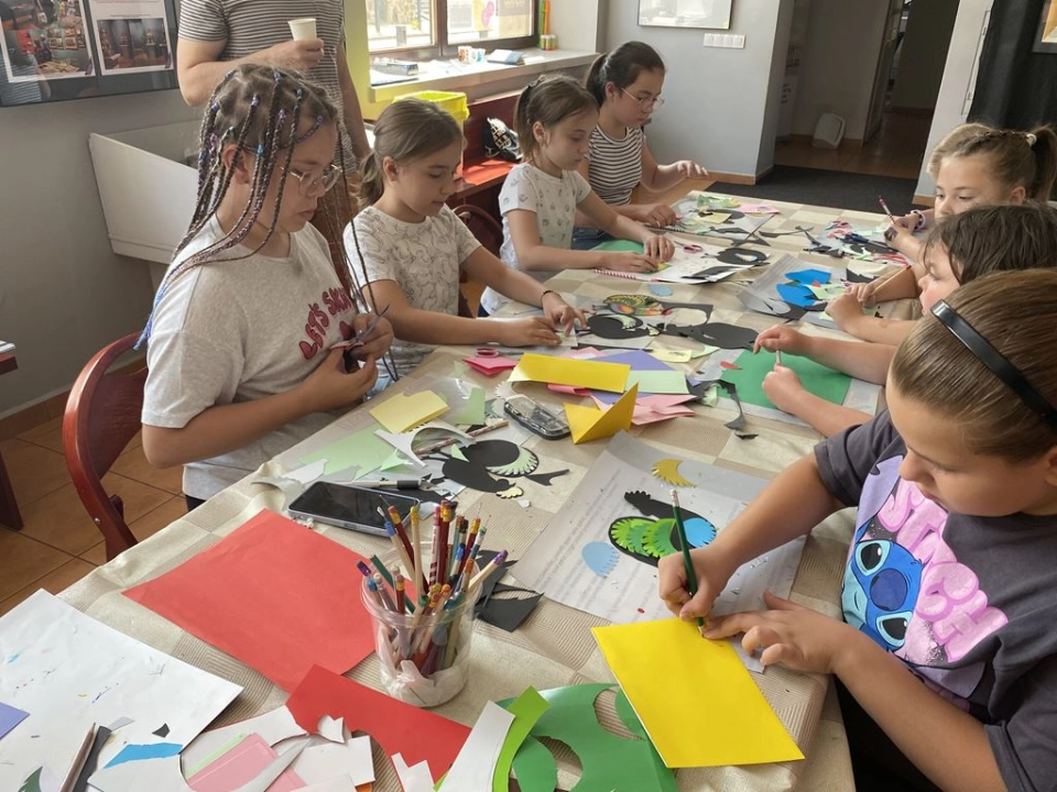 Ozdabiać każdy może. Dzieci tworzyły opoczyńskie koguciki