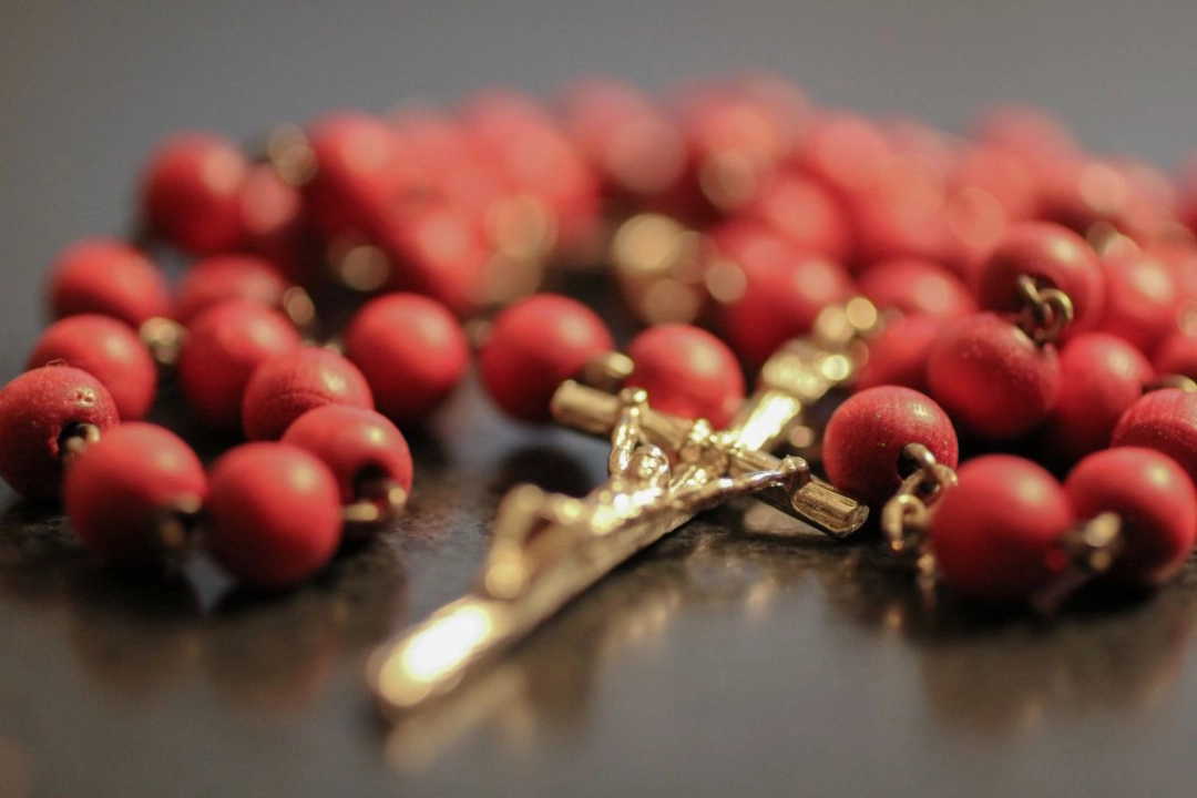 Różaniec – przewodnik po modlitwie, której moc trwa od wieków