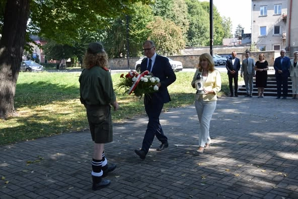 Kwiaty i zaduma w 86. rocznicę wybuchu wojny