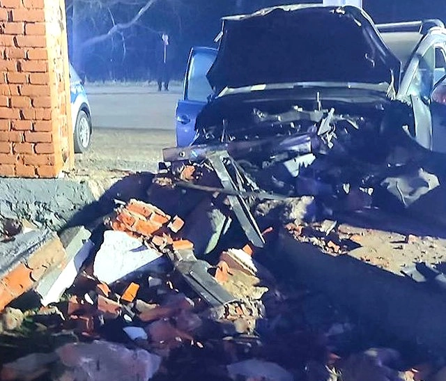 Kierowca uderzył w ogrodzenie kościoła w Jedlnie Pierwszym