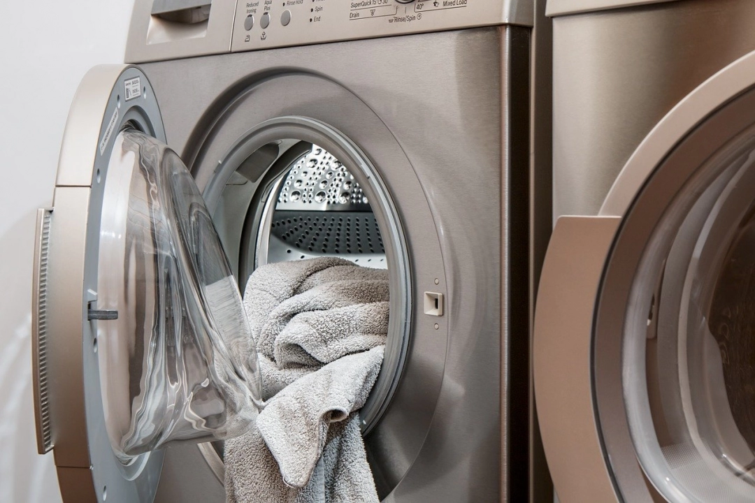 Bębnowe suszarki do prania – domowy niezbędnik czy fanaberia dla mniej pracowitych?