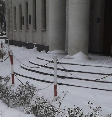 Śnieżna przeprawa na dworzec PKP w Radomsku