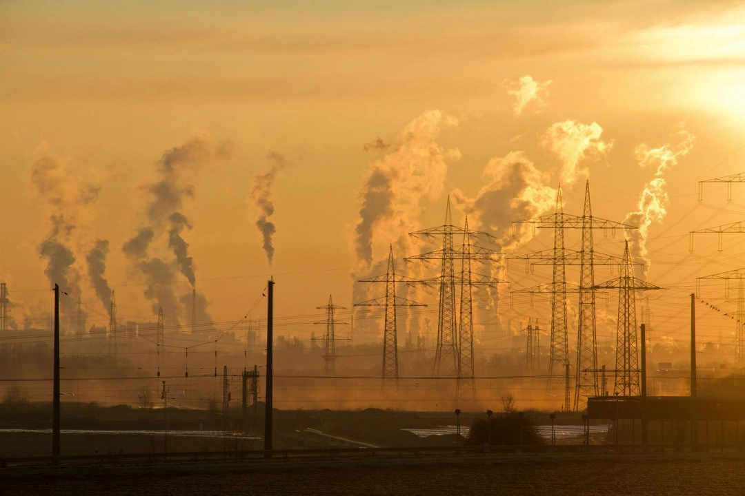 Uwaga na smog. Ryzyko przekroczenia poziomu pyłu PM10 w Radomsku