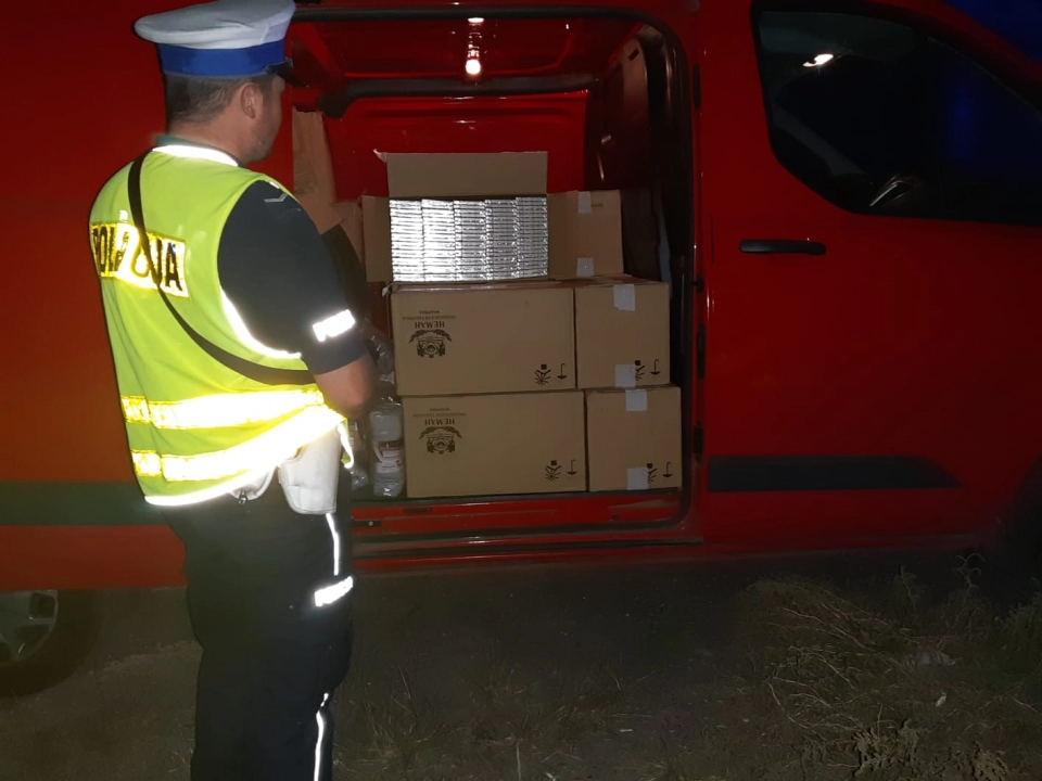 Policjanci udaremnili przewóz 12 tysięcy paczek papierosów bez polskich znaków akcyzy