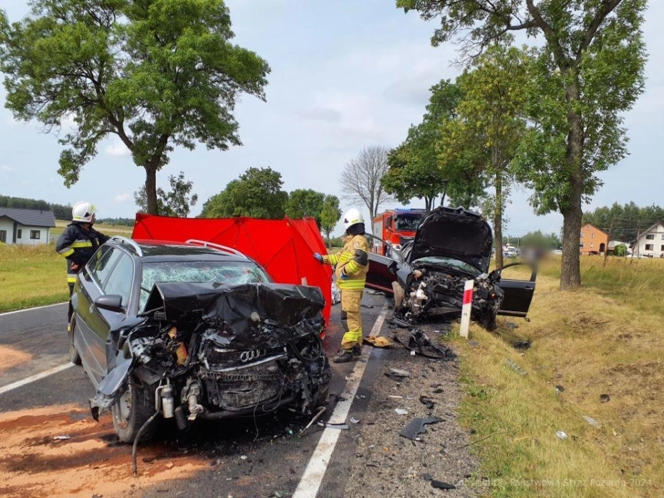 [AKTUALIZACJA] Tragiczny wypadek w Kodrębie. Nie żyją dwie osoby. Kierowca był pijany