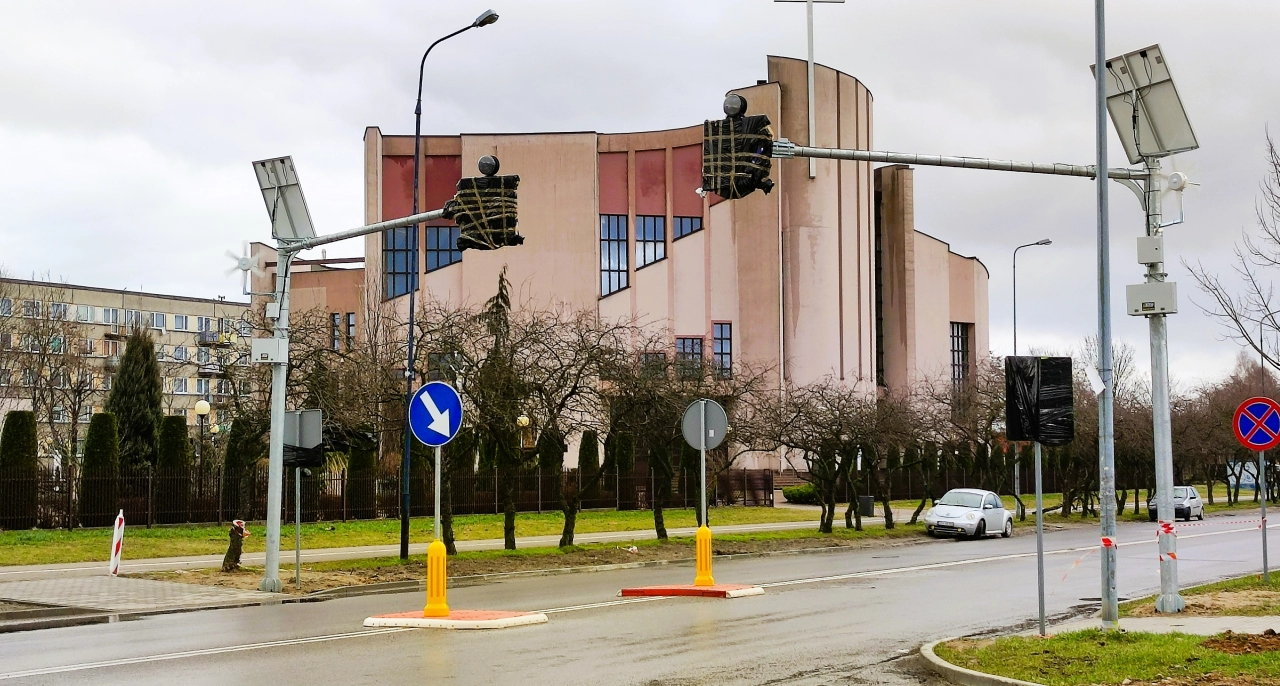 Znaki owinięte czarną folią. Kiedy zakończy się budowa przejścia dla pieszych przy ul. Piastowskiej w Radomsku?