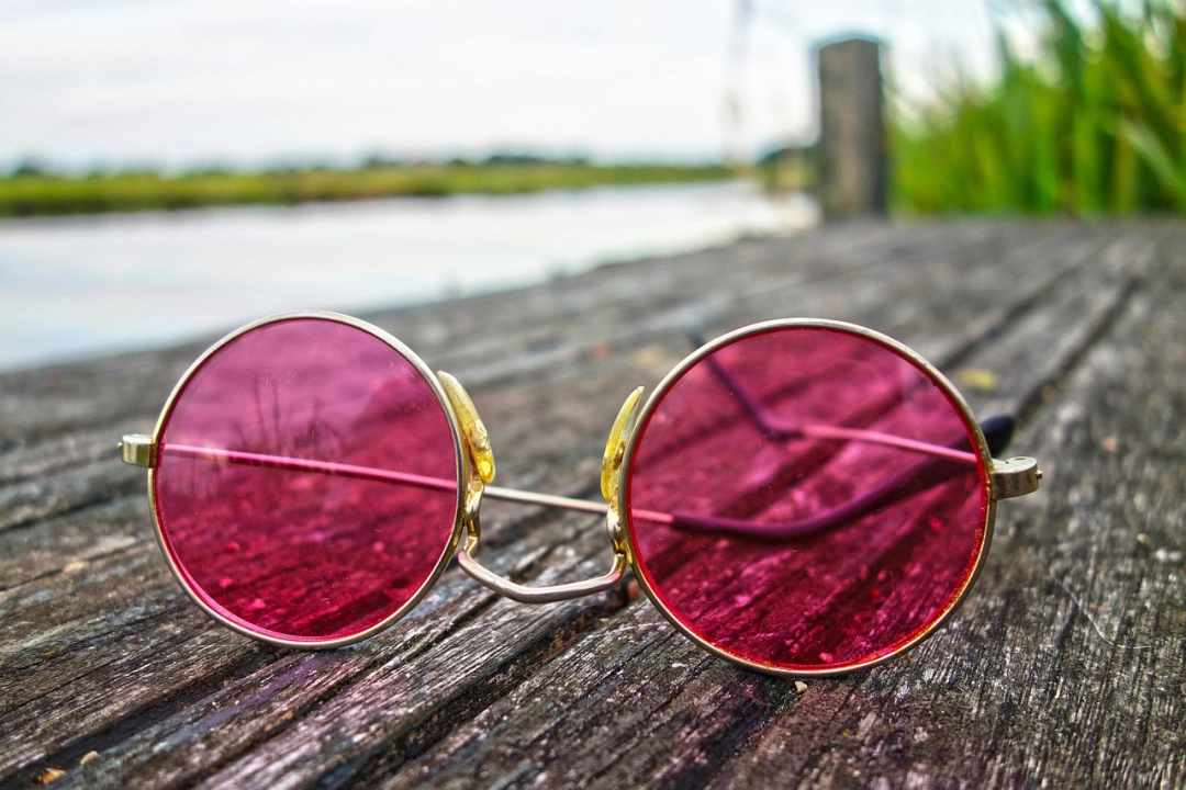 Okulary przeciwsłoneczne polaryzacyjne – co warto o nich wiedzieć?