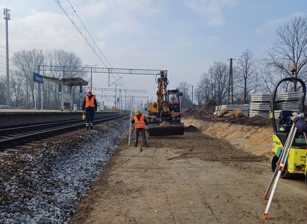 Budowa dodatkowego toru na stacji Rozprza zwiększy przepustowość linii
