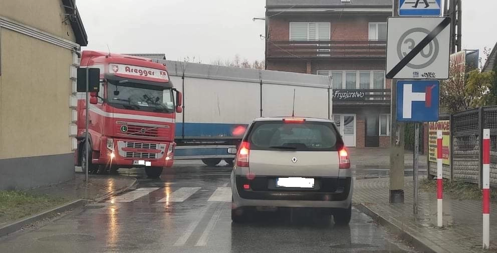 Mieszkańcy alarmują: Ciężarówki rozjeżdżają ul. Norwida w Radomsku
