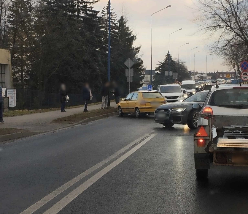 Kolizja trzech samochodów na ul. Brzeźnickiej w Radomsku