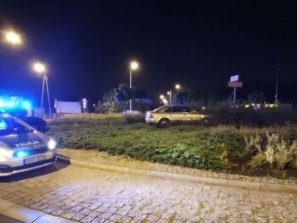Kierowca „zaparkował” na rondzie przy ul. Targowej w Radomsku. Szuka go policja