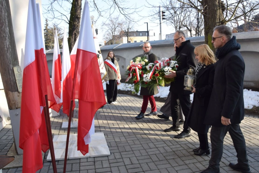 Pamięć o powstańcach styczniowych. Kwiaty złożone pod Krzyżem Powstańczym w Radomsku