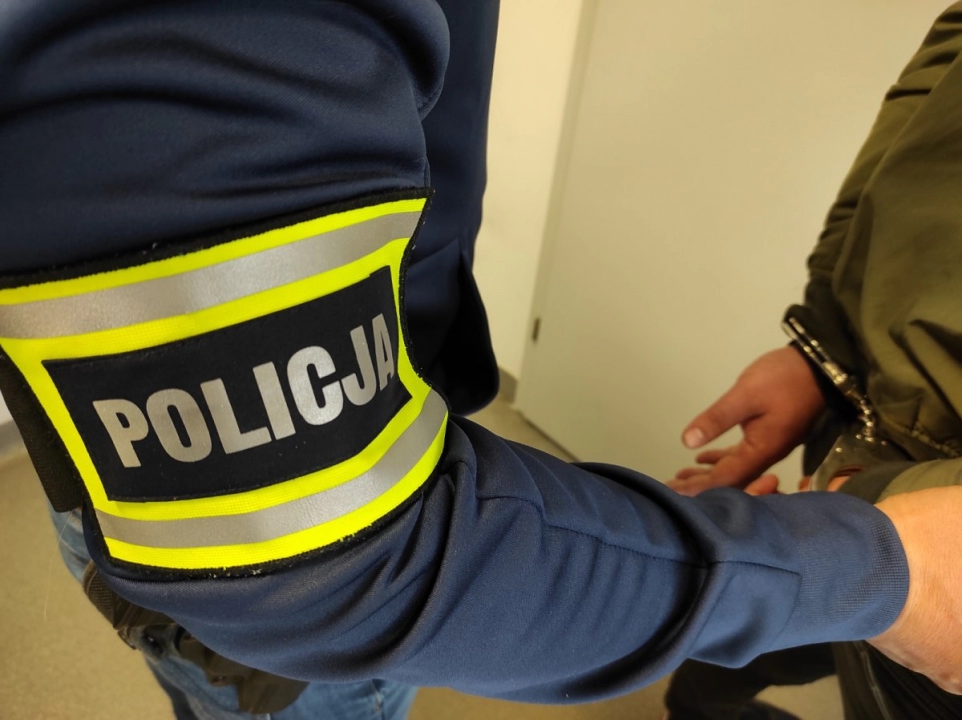 Pijany kierowca volvo próbował przekupić policjantów w Piotrkowie Trybunalskim