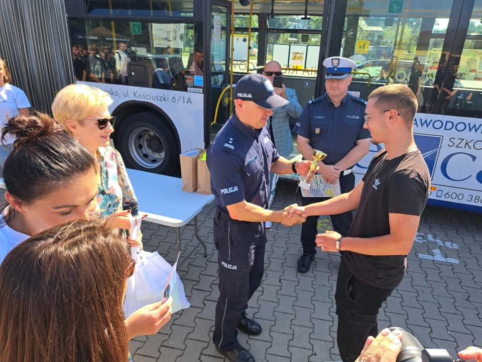 Policja i instruktorzy uczyli odpowiedzialnego kierowania pojazdem