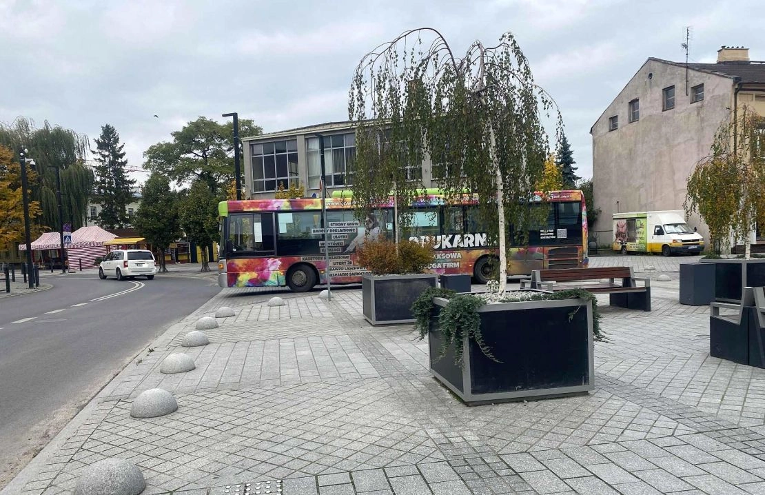 Kolizja autobusu MPK z osobówką w centrum Radomska