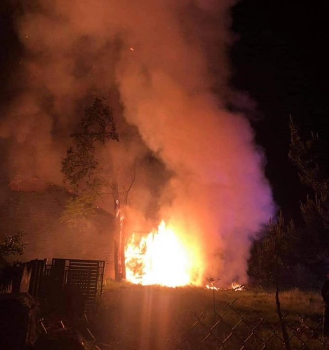 Spłonęła stodoła w Radziechowicach Drugich. Akcja gaszenia trwała ponad 10 godzin