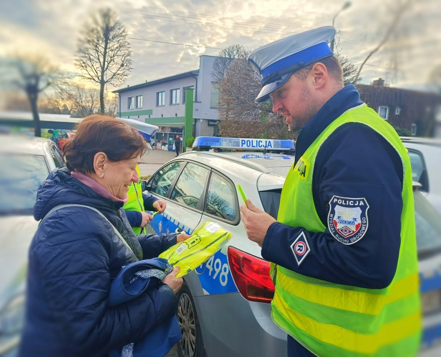 Mikołajkowa akcja radomszczańskiej policji. Funkcjonariusze wręczali odblaski