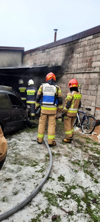 Maluszyn: płonął garaż oraz samochód
