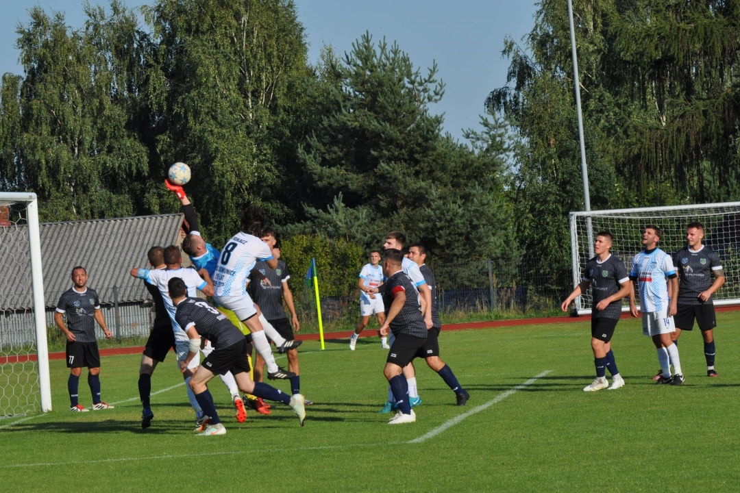 Świt Kamieńsk z burmistrzem w składzie wygrał derby