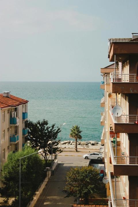 Jakie cechy wyróżniają najlepsze apartamenty nad morzem?