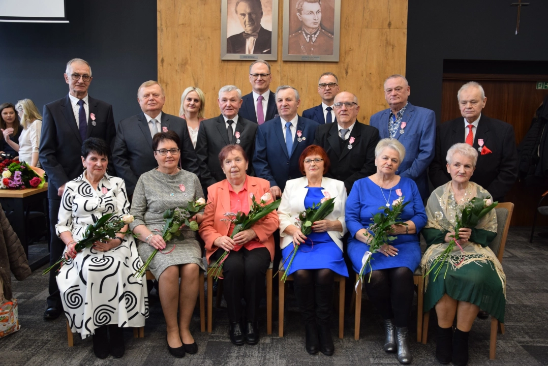 [WIDEO] Uroczystość Złotych Godów: medale, kwiaty i odznaczenia