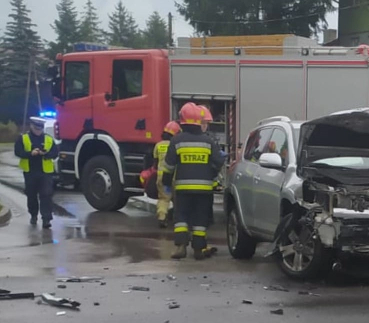 Wypadek na skrzyżowaniu ul. Poprzecznej i Krasickiego w Radomsku. Jedna osoba została ranna