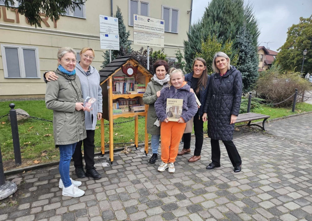 Przedbórz stawia na czytelnictwo – nowe budki z książkami dostępne dla mieszkańców