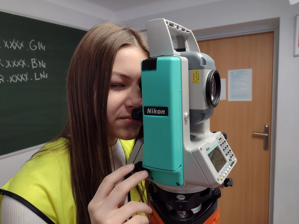 Nowy sprzęt dla przyszłych geodetów z „Mechanika” w Radomsku