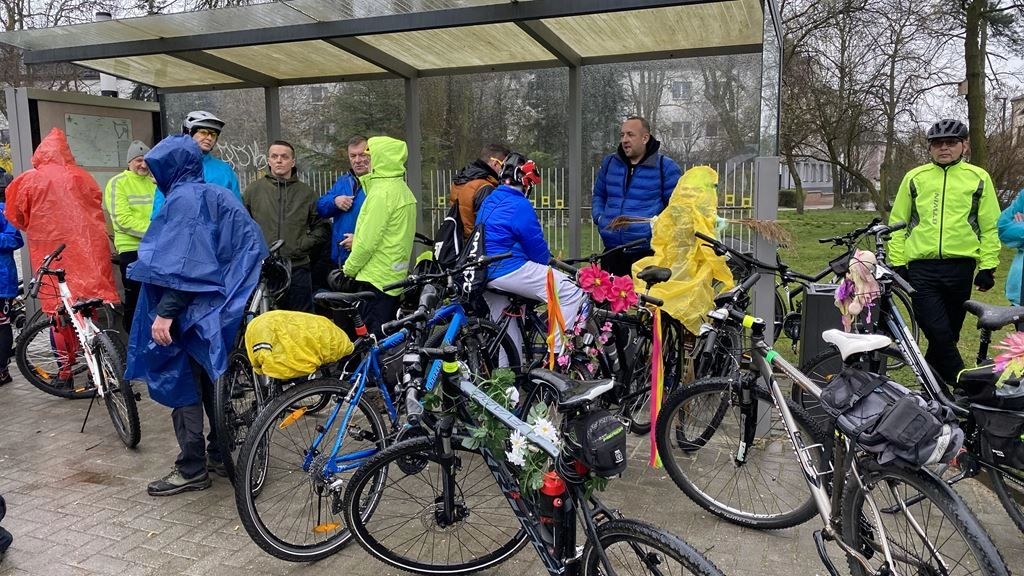[WIDEO] Rowerzyści z Radomska powitali wiosnę. Nie zniechęcił ich deszcz
