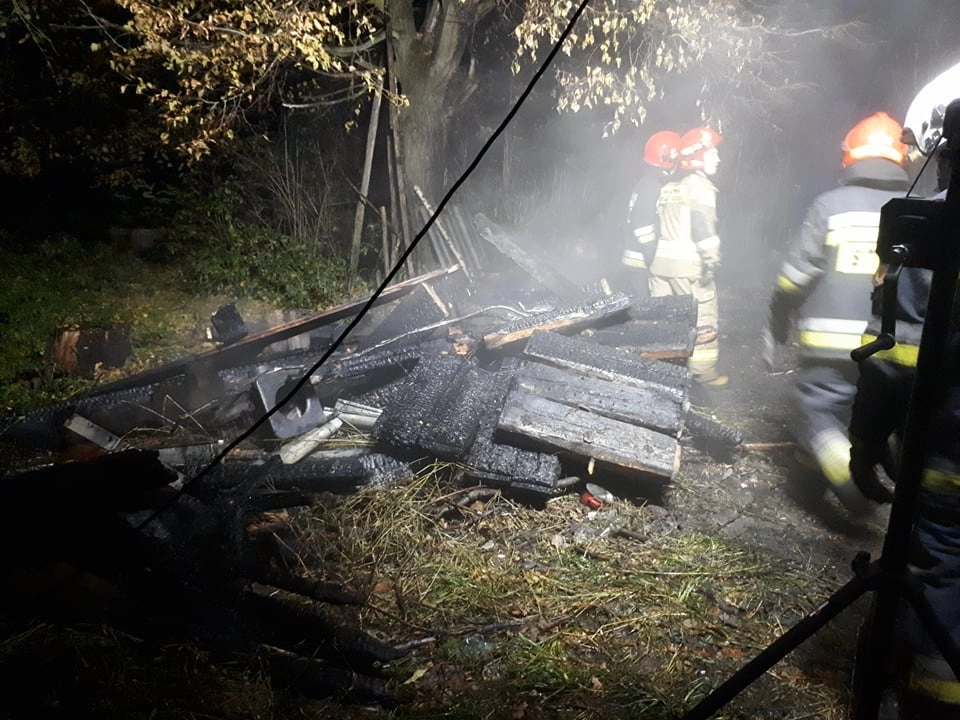 W Woli Kuźniewskiej spłonął pustostan. Pięć jednostek straży w akcji gaśniczej