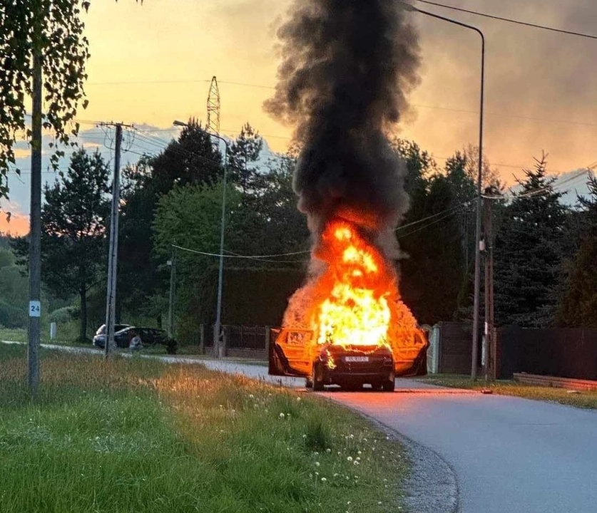 Na ul. Kombatanckiej w Radomsku spłonęło BMW