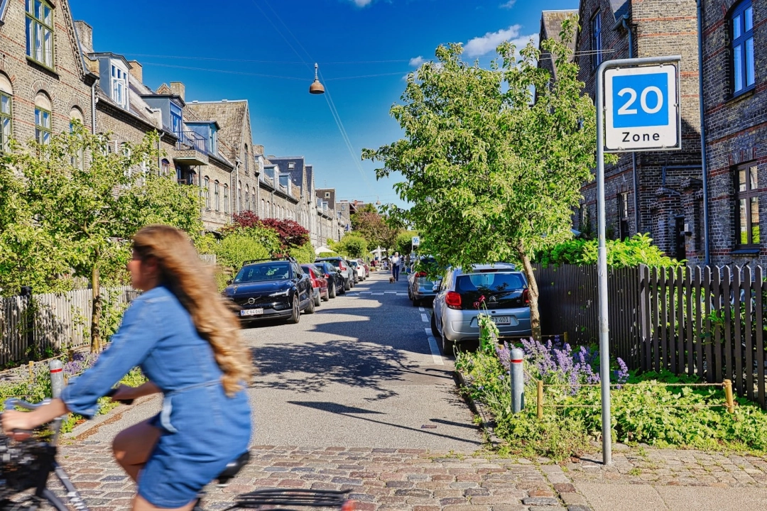 Próg zwalniający – niewielki element infrastruktury, który realnie poprawia bezpieczeństwo na drogach