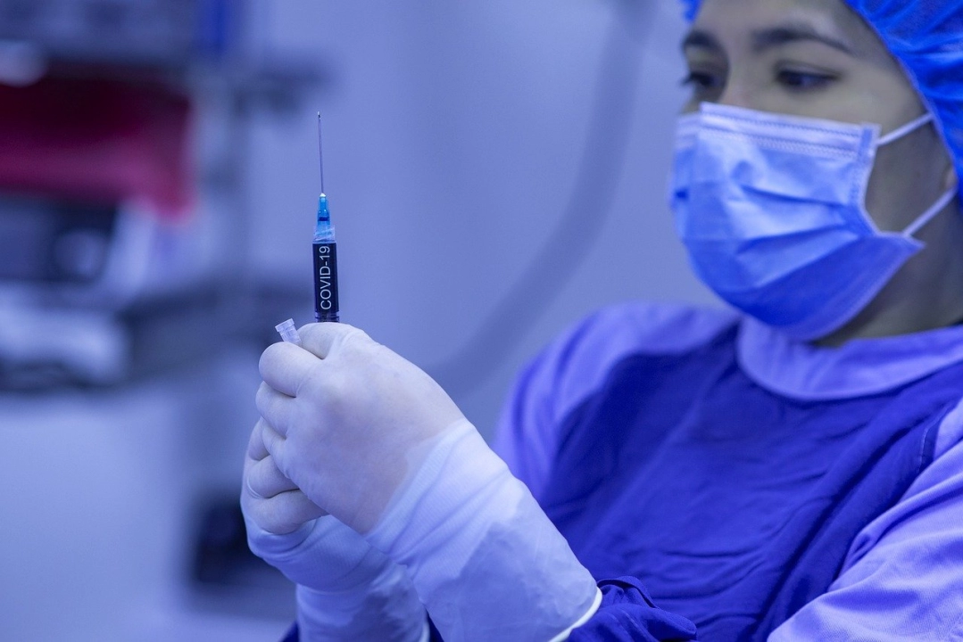Polacy częściej obawiają się szczepionki na koronawirusa, niż zarażenia tym wirusem